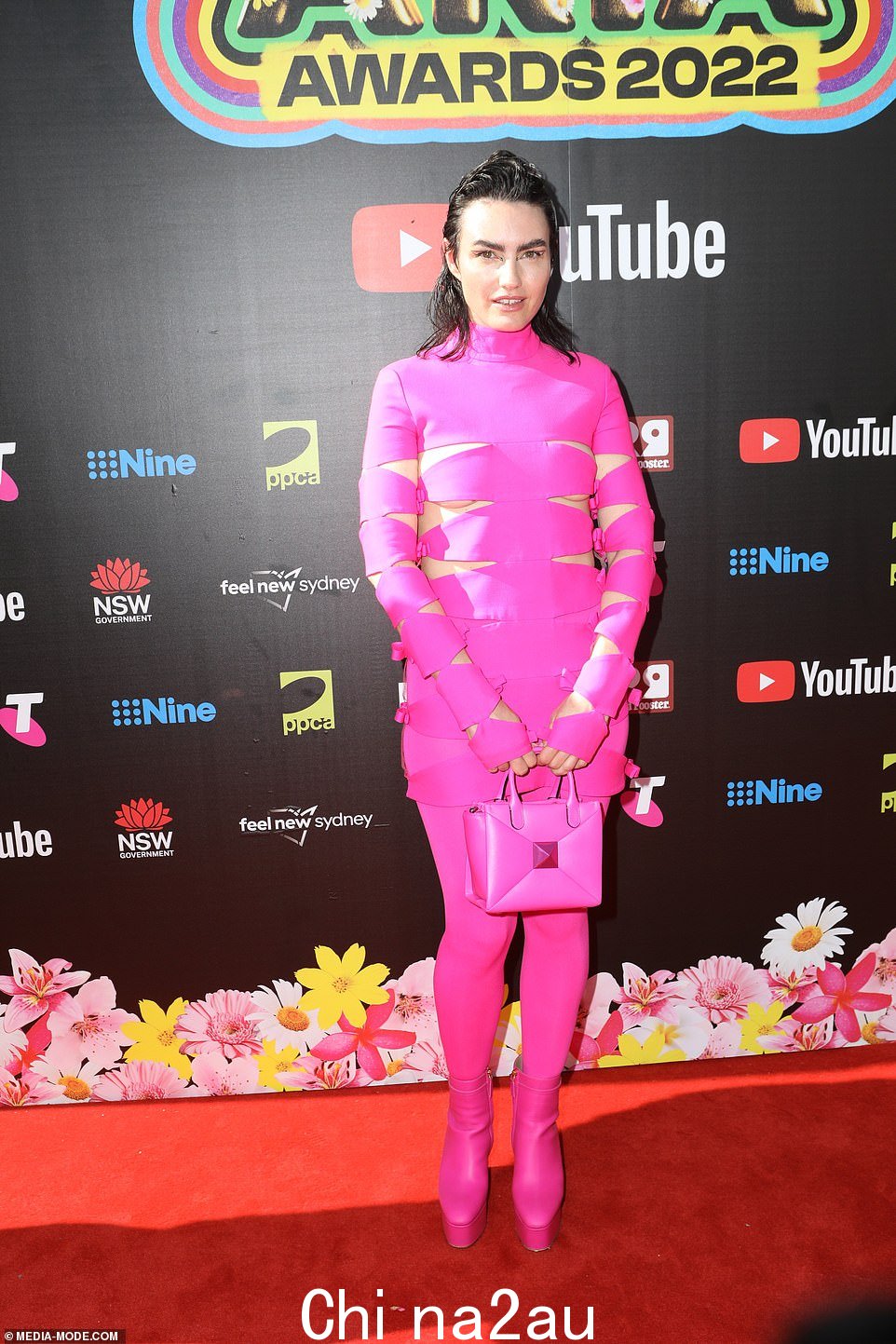 伊莎贝拉·曼弗雷迪 (Isabella Manfredi) 试图用这件淡粉色的衣服跳上芭比娃娃核心乐队的马车,但它只是把她淘汰了