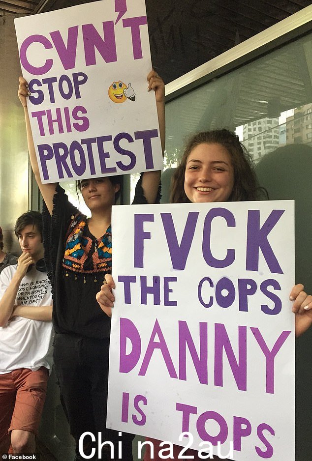 林先生的支持者在悉尼中央商务区警察局外举行大规模抗议,要求对他的被捕进行独立调查(如图,周三的抗议者)