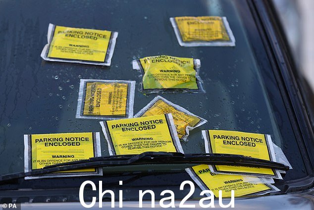 '私人停车公司的行为就像海盗,掠夺无辜司机赚来的钱,'AA 道路政策负责人 Jack Cousens 说(汽车挡风玻璃上贴有停车通知固定罚款的档案照片)