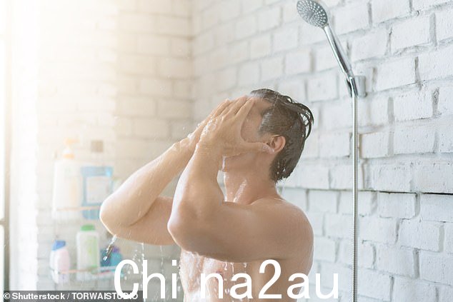 沉溺于长时间的淋浴会让你付出昂贵的代价。将每位家庭成员的淋浴时间限制在四分钟以内。 Stock image of man showering