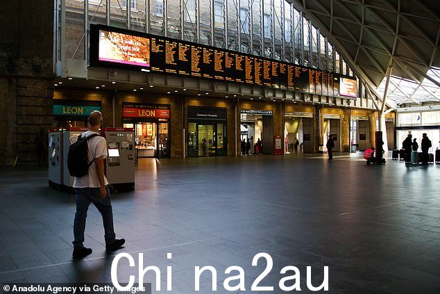 经济和商业研究中心发现,到 1 月罢工对英国经济的打击将达到 6.91 亿英镑。图为:10 月为期三天的铁路罢工行动的第三次,伦敦市中心空无一人的国王十字火车站