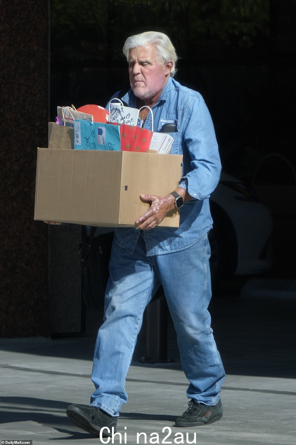 Jay Leno 在住院 10 天后出院两天后返回格罗斯曼烧伤中心
