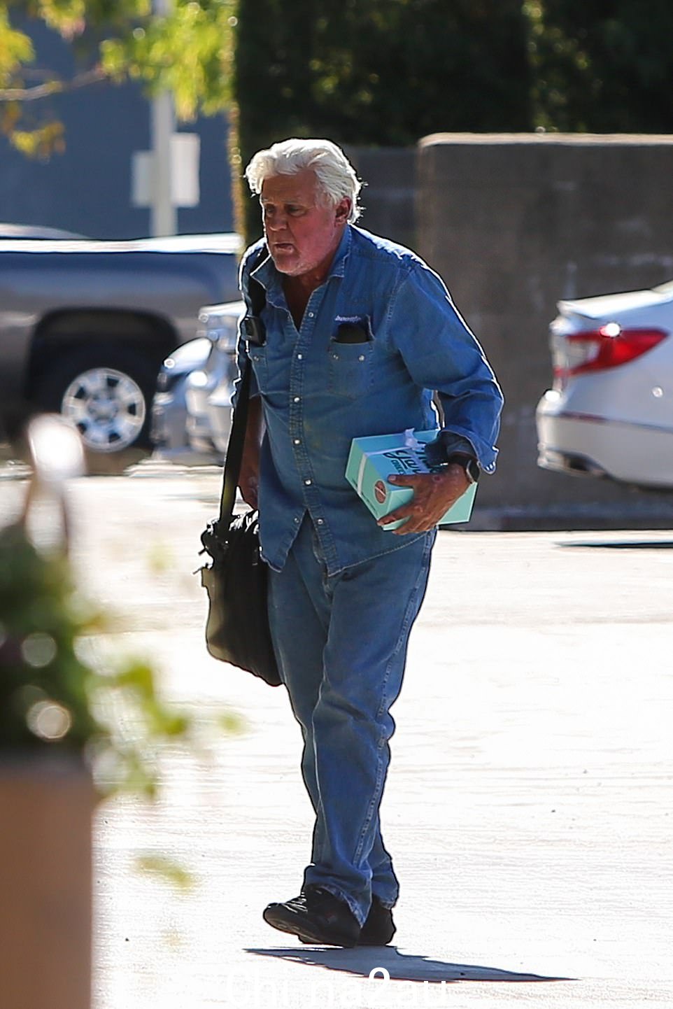 Jay Leno 被拍到前往格罗斯曼烧伤中心旁边的医疗大楼,在那里他接受了烧伤治疗