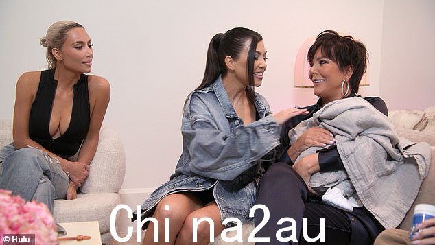 Breastfeed:Kourtney Kardashian 开玩笑说在 The Kardashians 第 2 季结局中母乳喂养 Khloe Kardashian 的新生婴儿