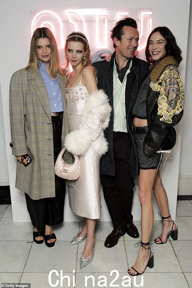 朋友在一起:(从左到右)Pixie Geldof、Greta Bellamacina、Rob Montgomery 和 Alexa Chung在活动中