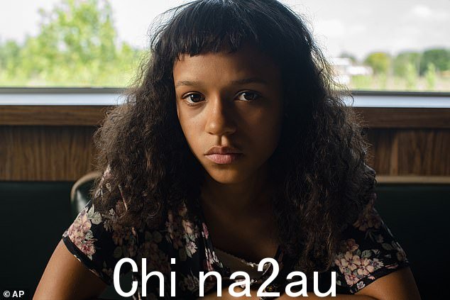 演员:Chalamet 和 Russell(如图)与间谍之桥演员 Mark Rylance、The Eddy 演员 André Holland 和 Generation 女演员 Madeleine Hall 一起出演