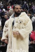 德雷克在篮球比赛中穿着装饰有泰迪熊的古怪外套展示了他古怪的风格