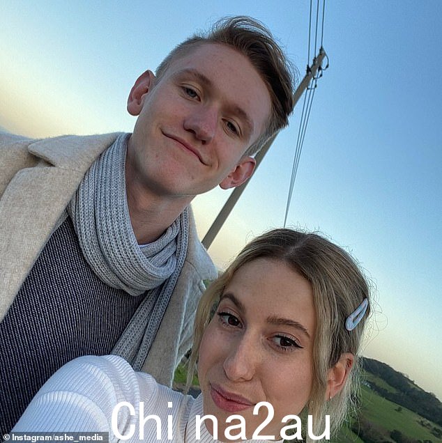 前收银员 Liam Kirley(左)正在运行该页面,此前他通过分享美食技巧和商店公告的视频在网上引起轰动