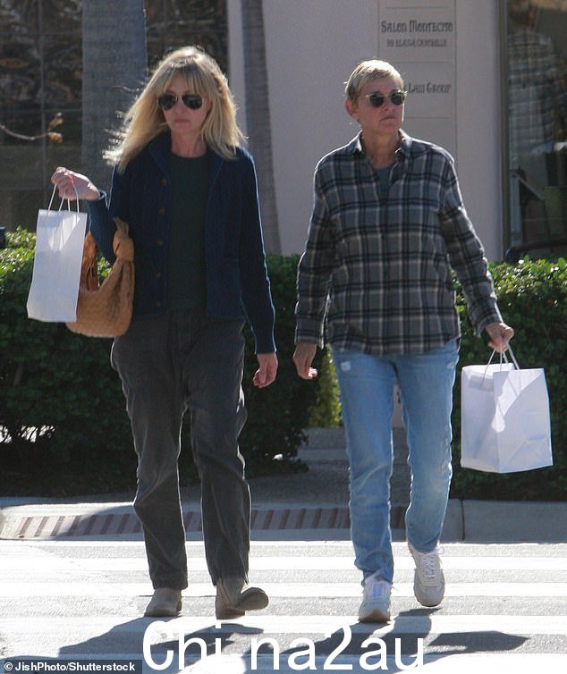 郊游：艾伦·德杰尼勒斯 (Ellen DeGeneres) 周三与妻子波蒂亚·德·罗西 (Portia de Rossi) 在蒙特西托 (Montecito) 一起去圣诞购物时一副随意的样子