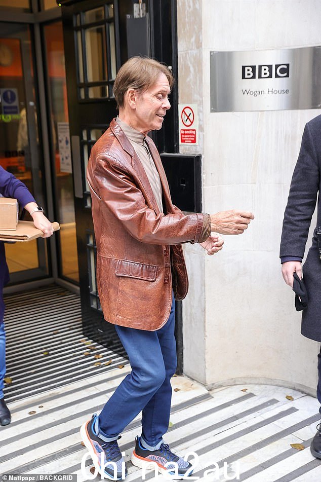 Thrilled: Cliff Richard 说:“我在职业生涯中创造了很多第一,但从来没有以杂志形式发行过专辑,这对我来说就像圣诞节来得早一样