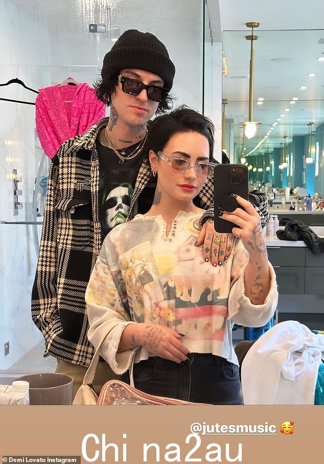 可爱:Demi Lovato 在星期四的感恩节那天看起来被新男友 Jutes 迷住了,因为这对夫妇摆出新的姿势