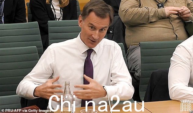杰里米·亨特 (Jeremy Hunt) 有了一个他热衷于分享的惊人发现:晚上关掉暖气片并拉上窗帘可以节省取暖费!谁知道呢?