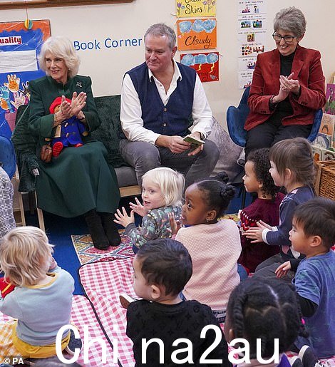 卡米拉加入了帕丁顿熊电影演员休Bonneville 和 Madeleine Harris,以及作家 Michael Bond 的女儿 Karen Jankel,他为她写了故事