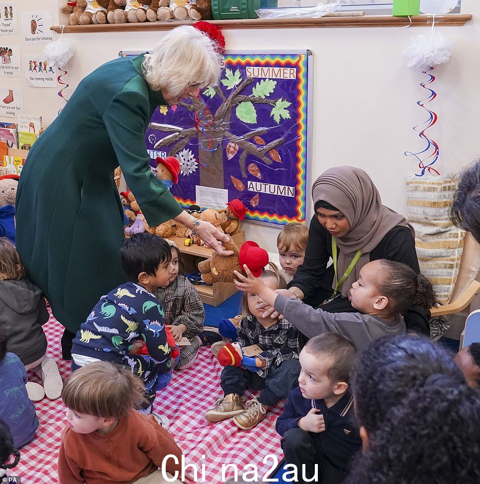 Camilla 在伦敦东部的 Bow day 托儿所与几十名受 Barnardo 慈善机构照顾的孩子聊天,野餐时还配了果酱三明治