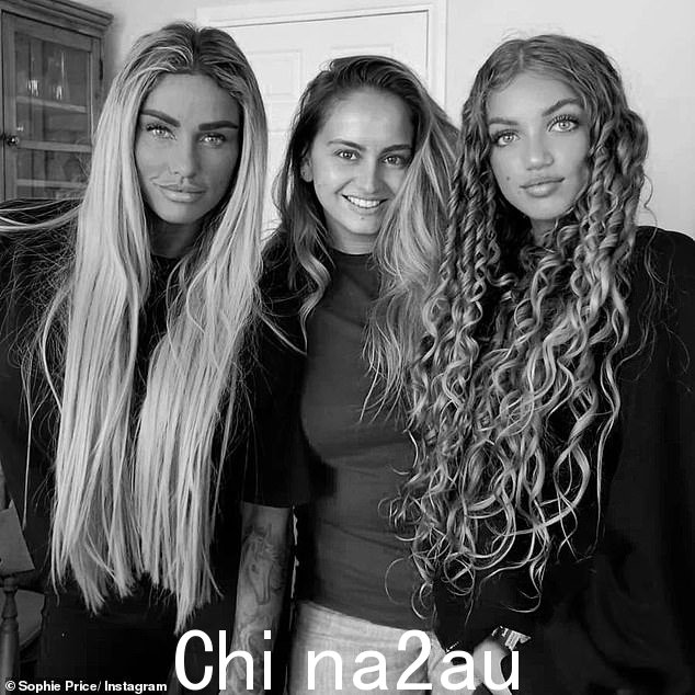 家庭:Katie、她的姐姐 Sophie 和 Katie 的女儿 Princess 今年早些时候都合照了