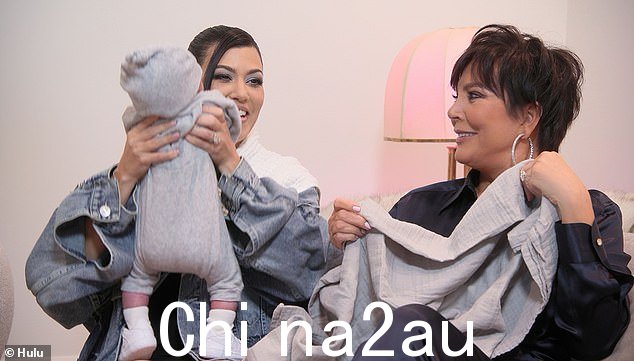神奇的触摸:Khloe 补充道,“Kourt 太有趣了,”当 Kourtney 抱着婴儿并弹他,让他停止哭泣时,正如 Kris 所说的那样,“神奇的触摸”