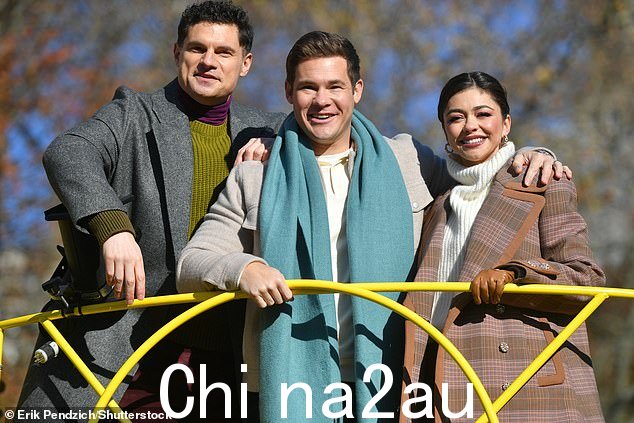 工作伙伴:出现在新系列 Pitch Perfect:Bumper In Berlin 中的演员正在纽约参加梅西百货感恩节游行 C性。 Seen with Flula Borg
