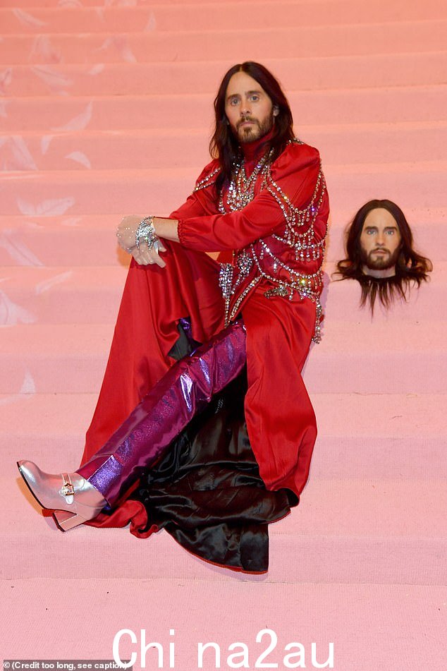 Jared Leto 身着及地红色礼服点缀在 2019 年 Met Gala 上与一族合影并以他的头作为道具摆姿势