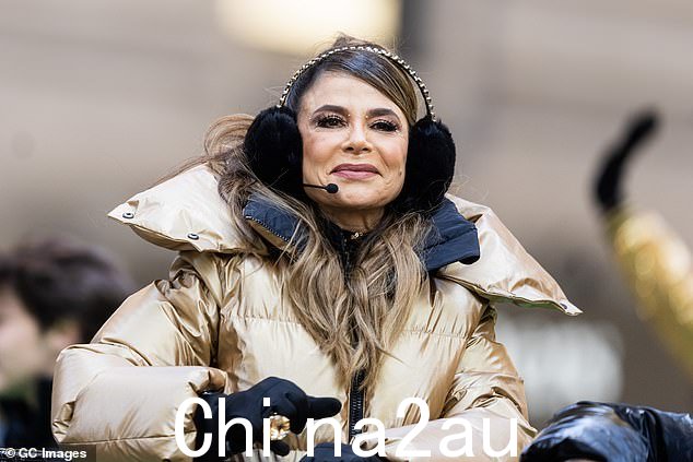 妆容闪耀:她用水晶和紫红色唇膏画了浓重的眼妆