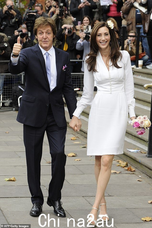 Smitten:Paul 和 Nancy 在伦敦的马里波恩市政厅喜结连理,经过四年的约会(婚礼当天的照片)