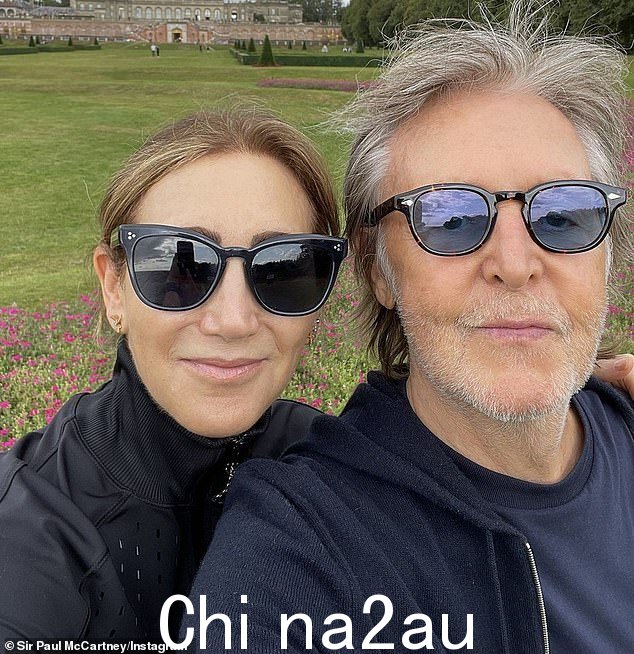 '感谢爱':80 岁的 Paul McCartney 爵士周四与妻子 Nancy Shevell 一起分享了一张甜蜜的感恩节自拍