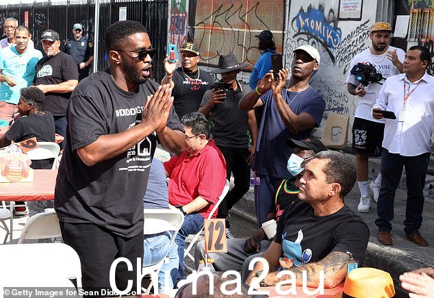 聊天:Diddy 在慈善活动中走来走去会见了一些人并与他们中的一些人聊天
