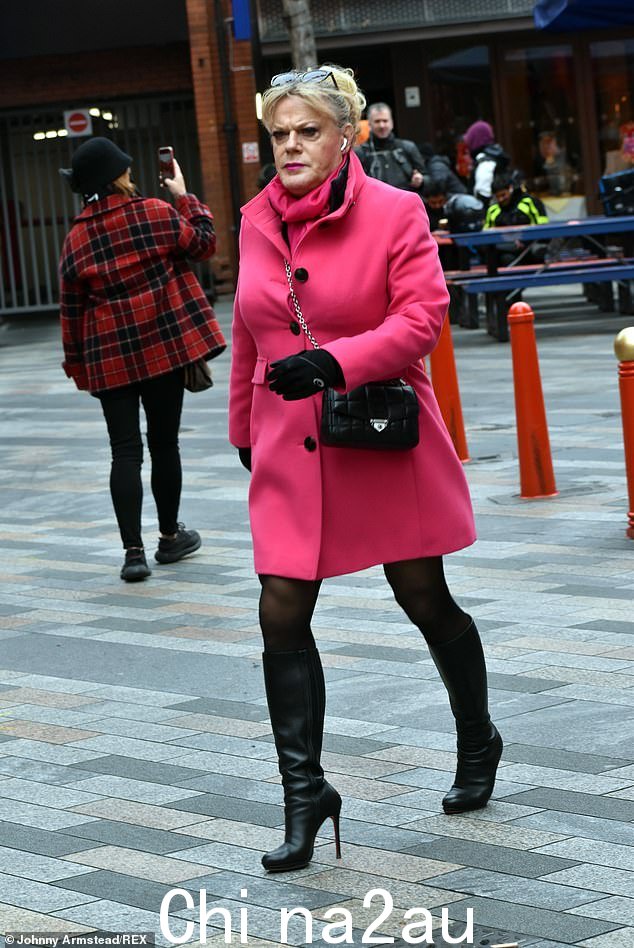 Izzard,60 岁,因变装喜剧演员而出名,但现在被认定为性别流动的跨性别女人