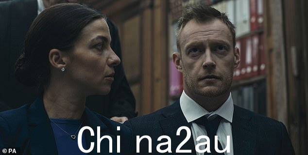 情侣:Natalia Tena 在一张图片中看到 Marci Nagyszokolyai,她扮演 Rebekah 的丈夫 Jamie Vardy