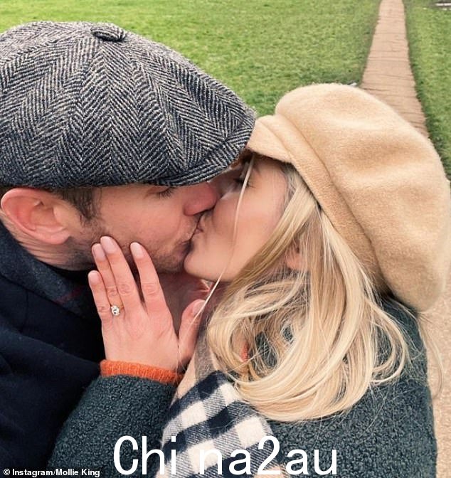 订婚:Mollie 2021 年元旦,斯图尔特在里士满公园浪漫散步时宣布求婚(如图)