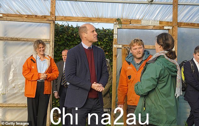 公爵还会见了在教育领域工作的工作人员,在那里人们接受烹饪、园艺和其他实用技能的培训