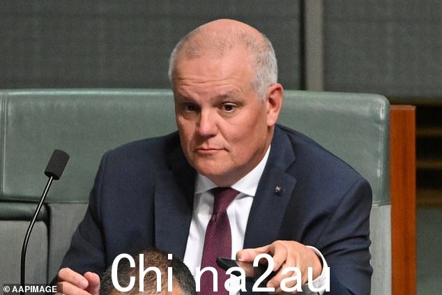前总理斯科特莫里森于 2022 年 11 月 7 日星期一在堪培拉议会大厦的反对党长椅上合影