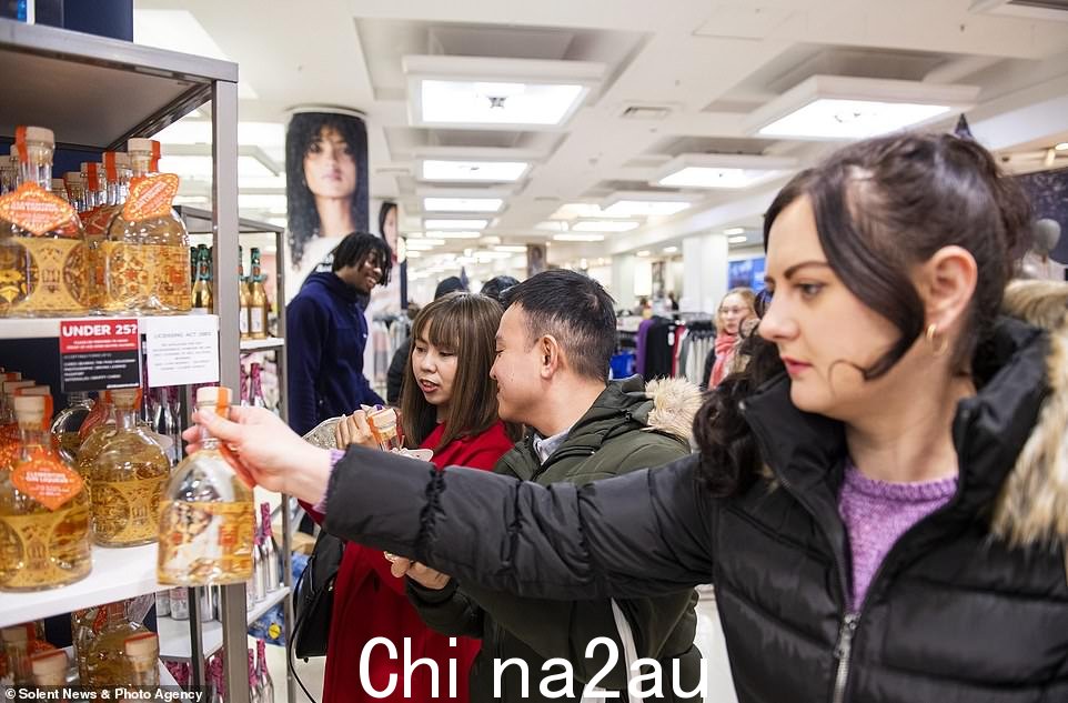 他补充说:'在观察黑色星期五早上的支出时,今天到目前为止,交易量与我们去年这个时候看到的大致一致。'图为 M&S Marble Arch 店内的购物者”黑色星期五,今天到目前为止,交易量与我们去年这个时候看到的大致一致。图为 M&S Marble Arch 商店内的购物者</p> dailymail.co.uk/1s/2022/11/25/11/64931577-11468295-image-a-61_1669374557143.jpg