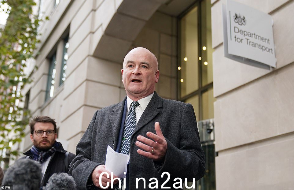 Harper 先生在与 RMT 老板 Mick Lynch 进行了长达一个小时的紧急会议后接受了每日邮报的采访,他说这是“建设性和富有成效的”,并注入了新的活力class=