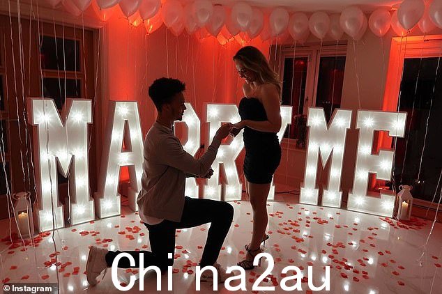 这对夫妇在今年 3 月 Darcy 的生日当天订婚,运动员当时在 Instagram 上写道:'祝我美丽的 FIANCÉE 生日快乐。 Me And Atlas 能有你真是再幸运不过了。永远爱你'