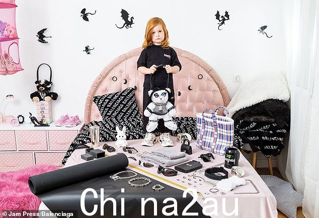 时尚品牌 Balenciaga 最近为许多人认为是儿童色情的照片道歉,照片中两名年轻女孩抱着一只穿着 BDSM 服装的泰迪熊。图为:活动中的一名儿童