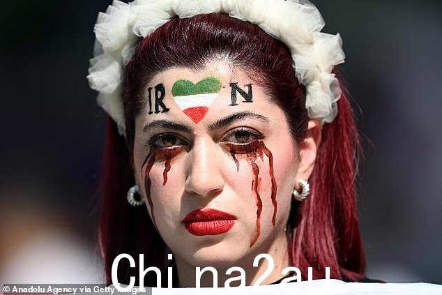 一名妇女在脸上画了血泪以抗议伊朗政权