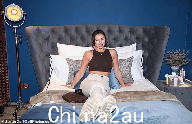 姿势:27岁完成搭配奶油色长裤搭配厚底奶油色运动鞋,打造休闲造型