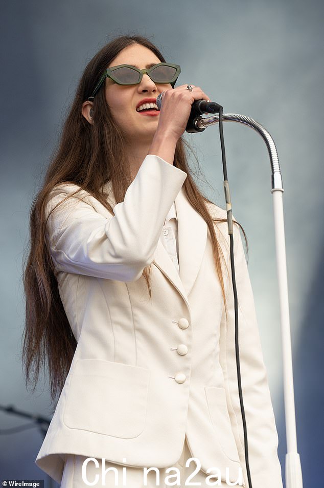 加州歌手 Natalie Mering ¿ aka Weyes Blood(发音为“wise blood”)在巴塞罗那 Primavera Sound 2022 上演出