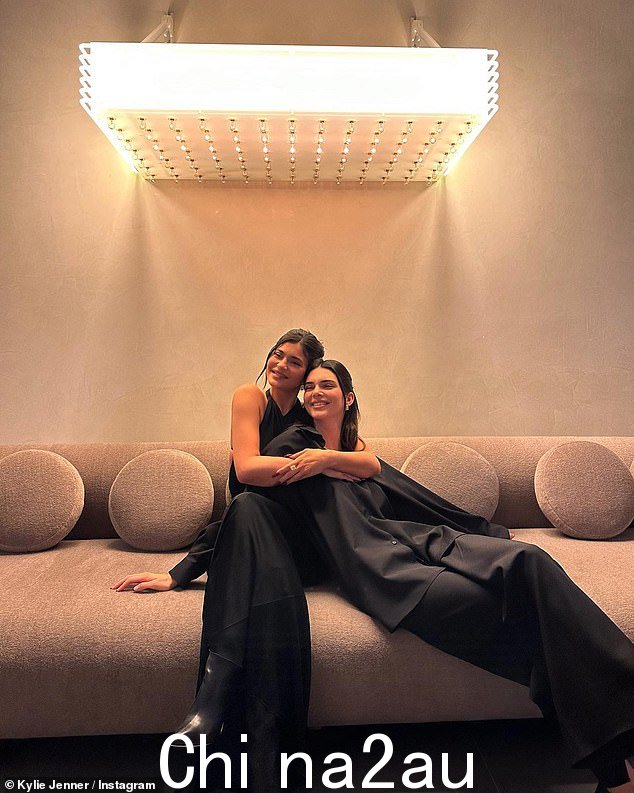 姐妹之爱:Kylie Jenner 和她的姐姐 Kendall Jenner 在星期四的家庭一年一度的感恩节盛宴上闲逛时看起来一如既往地亲密