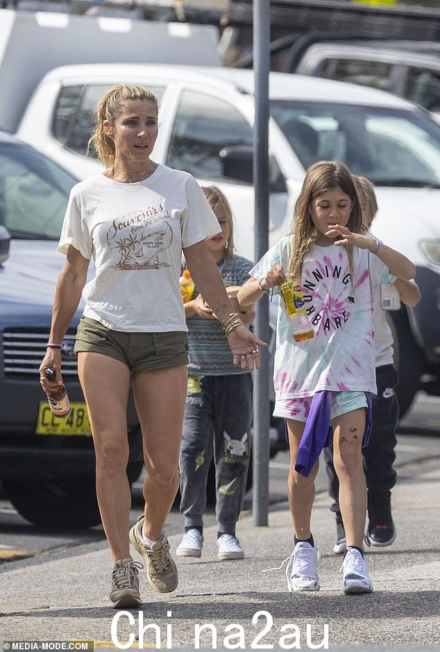Elsa Pataky 周四带着三个孩子在拜伦湾外出时,穿着一条超短裤展示了她超级健美的双腿