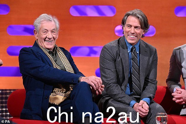 多么一对!伊恩(左)和约翰(右)加入格雷厄姆谈论一起主演西区哑剧鹅妈妈