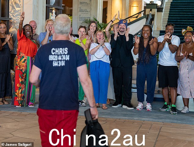 他们在这里:他受到朋友和亲人的英雄式欢迎,他们在他到达万豪酒店后聚集在酒店大堂看望他