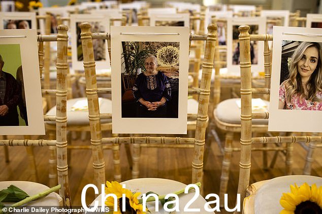 这对夫妇在英国结婚 - 在新娘逃离饱受战争蹂躏的家园之后,亲朋好友的照片环绕在一个感人的仪式上 - 在新娘逃离她饱受战争蹂躏的家园之后