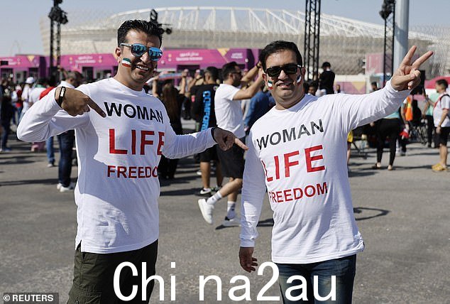图:两名伊朗球迷身穿T恤,上面写着:'女人。生活。自由。'在今天与威尔士的冲突之前。伊朗球迷借世界杯之机声援国内反政府示威者