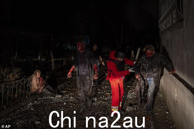 乌克兰语一名护理人员在周四俄罗斯袭击赫尔松后立即帮助受伤的居民
