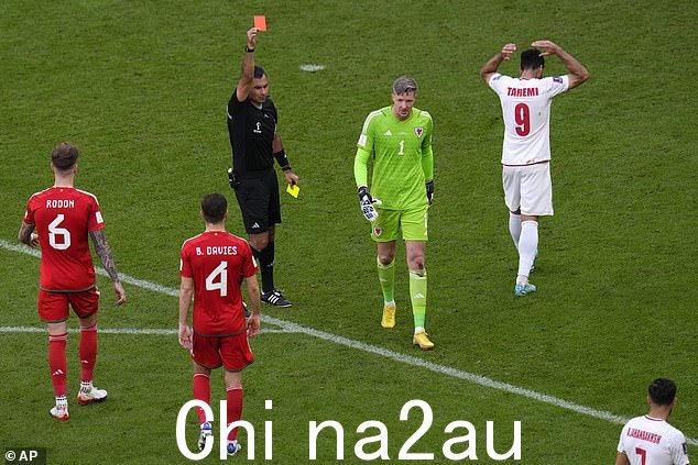 这对威尔士来说是一场灾难,守门员 Wayne Hennessey 被出示了一张红牌