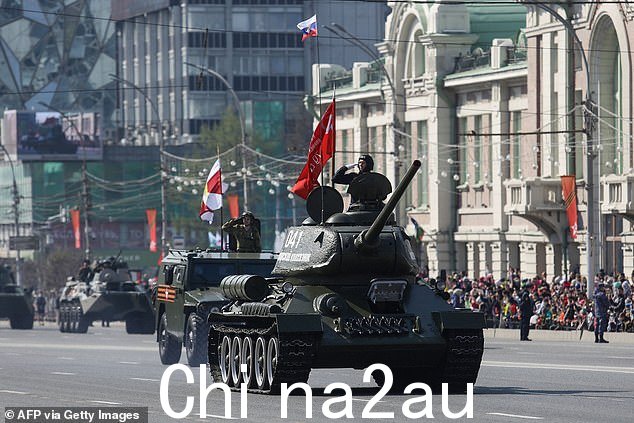 2022 年 5 月 9 日,苏联时代的 T-34 坦克和其他军车在阅兵式上驶过新西伯利亚市,以纪念苏联在第二次世界大战中战胜纳粹德国 77 周年