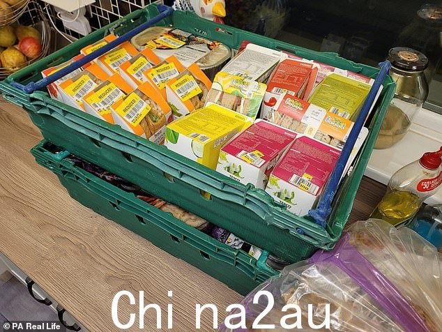 来自超市黄色标签部分的食物,Helens 说她对浪费了多少食物感到不安
