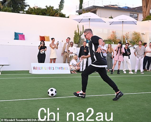 在周五庆祝 FIFA 世界杯的活动中接受澳大利亚每日邮报独家采访时,这位 41 岁的板球传奇人物透露他是一个“大家庭男人”