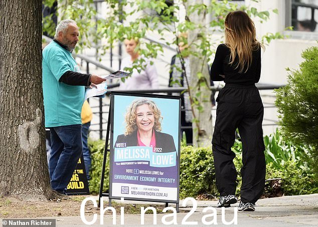 图中的 Nadia 正在接近会场及其志愿者